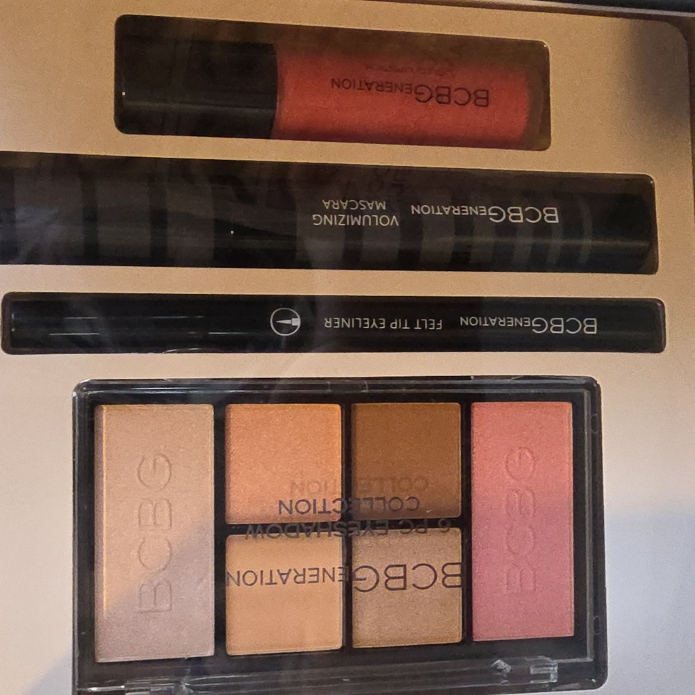 BCBGeneration NEW Essential Face Set with Mirror - Picture 2 of 7